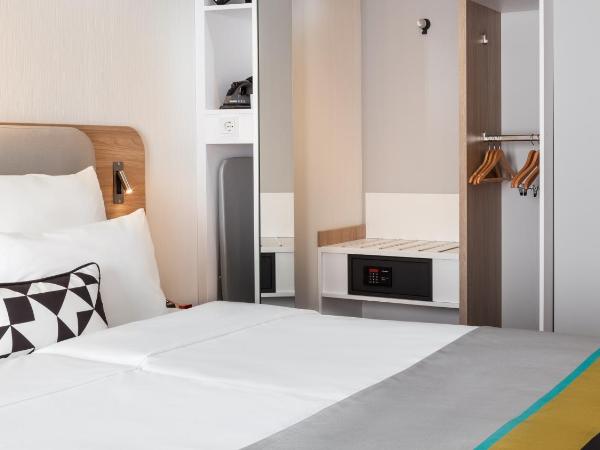 Holiday Inn Express Düsseldorf - Hauptbahnhof, an IHG Hotel : photo 5 de la chambre chambre lit queen-size standard - accessible aux personnes à mobilité réduite