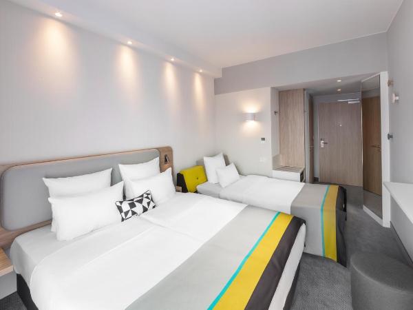 Holiday Inn Express Düsseldorf - Hauptbahnhof, an IHG Hotel : photo 2 de la chambre chambre lit queen-size standard avec canapé