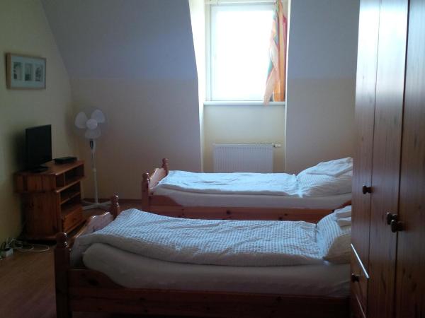 Frühstückspension Stefanie : photo 1 de la chambre chambre triple avec salle de bains privative