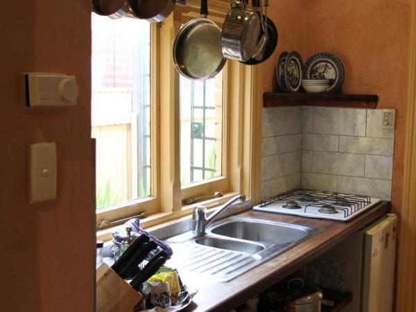 North Adelaide Heritage Cottages & Apartments : photo 8 de la chambre suite lit queen-size avec baignoire spa