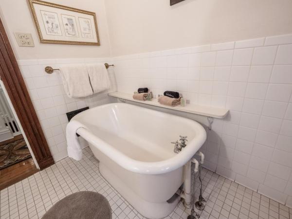 Stone Soup Inn : photo 10 de la chambre queen room (craftsman) with shared bath