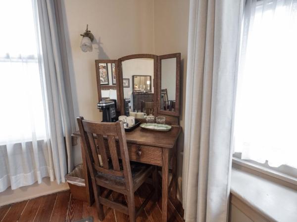 Stone Soup Inn : photo 5 de la chambre queen room (craftsman) with shared bath