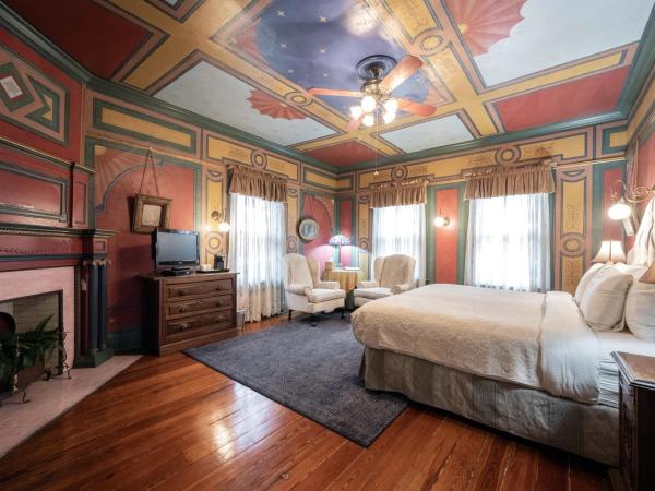 Stone Soup Inn : photo 1 de la chambre king room (victorian) with shared bath