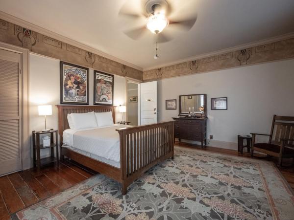 Stone Soup Inn : photo 1 de la chambre queen room (craftsman) with shared bath