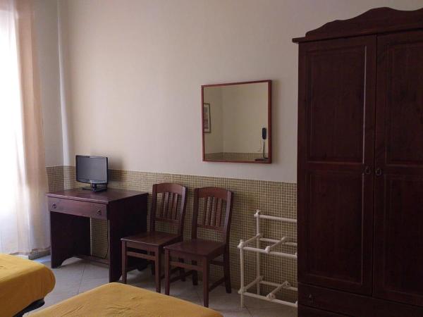 Hotel Vittorio Veneto Napoli : photo 6 de la chambre chambre double ou lits jumeaux avec salle de bains commune