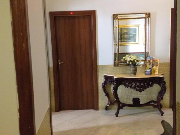 Hotel Vittorio Veneto Napoli : photo 8 de la chambre chambre simple avec salle de bains commune