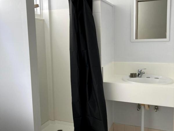 Cairns City Motel : photo 9 de la chambre chambre lit queen-size avec salle de bains privative