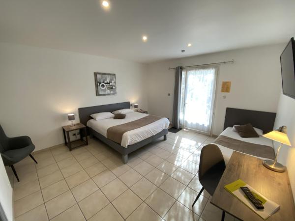 Logis Hôtel L'Oliveraie : photo 4 de la chambre chambre triple