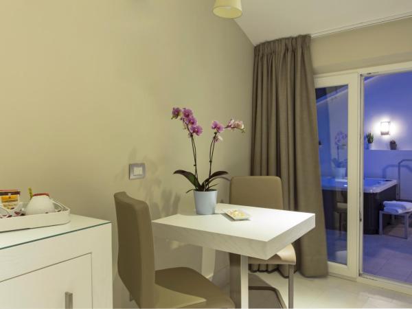 Magi House Relais : photo 5 de la chambre suite de luxe avec baignoire spa et terrasse