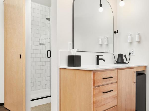 Kinship Landing : photo 9 de la chambre suite lit queen-size junior montagne