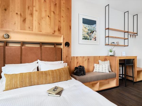 Kinship Landing : photo 4 de la chambre suite lit queen-size junior montagne