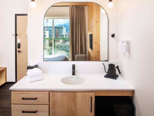 Kinship Landing : photo 8 de la chambre suite lit queen-size junior montagne