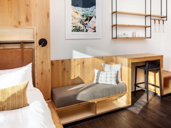 Kinship Landing : photo 5 de la chambre suite lit queen-size junior montagne