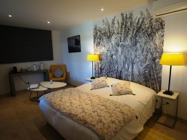 Mas Lou Caloun - Chambre d'Hôte face à la piscine en Camargue - Les Saintes Maries de la Mer : photo 5 de la chambre chambre double - vue sur piscine