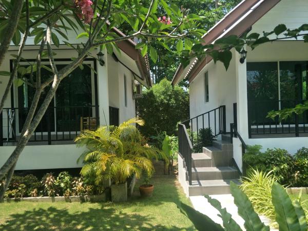 Lanta Fa Rung Beach Resort : photo 3 de la chambre bungalow deluxe avec climatisation - vue sur jardin