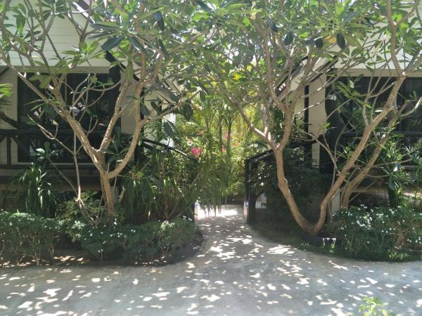 Lanta Fa Rung Beach Resort : photo 3 de la chambre bungalow supérieur avec climatisation - vue sur jardin