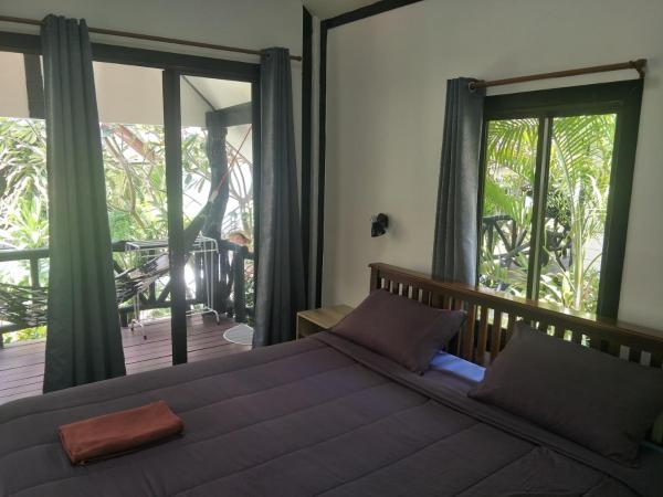 Lanta Fa Rung Beach Resort : photo 7 de la chambre bungalow supérieur avec climatisation - vue sur jardin