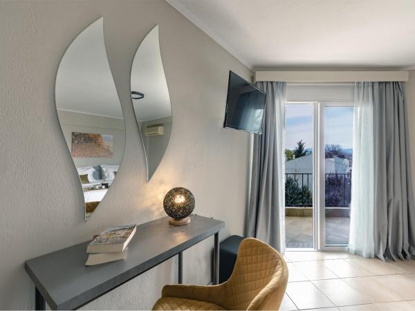 Akti Hotel Ioannina : photo 5 de la chambre chambre standard - vue latérale sur lac