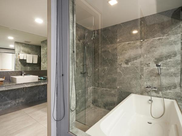 Cross Vibe Chiang Mai Decem Nimman Hotel - formerly X2 Vibe Chiang Mai Decem - SHA Extra Plus : photo 6 de la chambre suite familiale 2 chambres - vue sur montagne