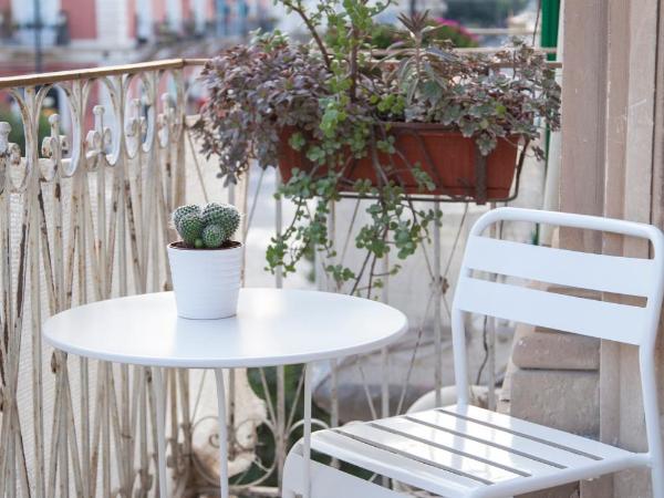 Nostos rooms & Apartments : photo 5 de la chambre chambre triple avec balcon