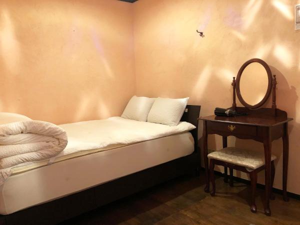 Hostel Yume-Nomad Kobe : photo 2 de la chambre chambre double avec douche privative