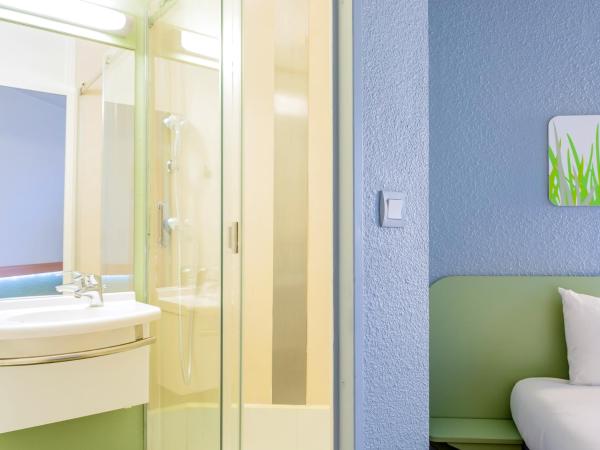 ibis budget Antwerpen Centraal Station : photo 5 de la chambre chambre double standard avec 2 lits simples et 1 lit superposé