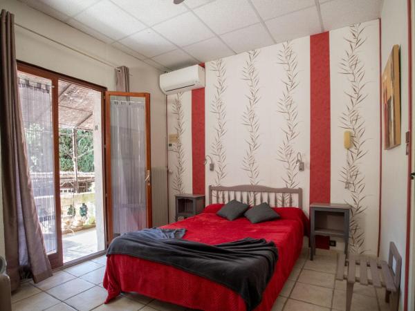 Hôtel Les Orangers : photo 8 de la chambre chambre double avec terrasse et climatisation