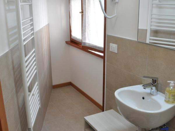 CityWalls Guest House Bergamo : photo 8 de la chambre chambre double ou lits jumeaux avec salle de bains privative