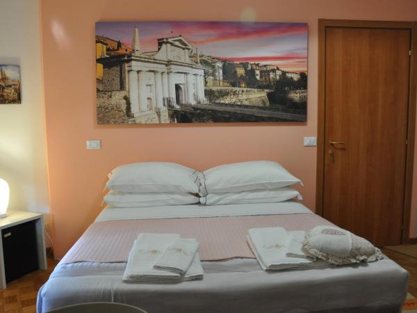 CityWalls Guest House Bergamo : photo 10 de la chambre chambre double ou lits jumeaux avec salle de bains privative