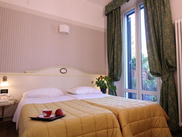 Hotel Charly : photo 1 de la chambre chambre lit king-size - vue sur jardin
