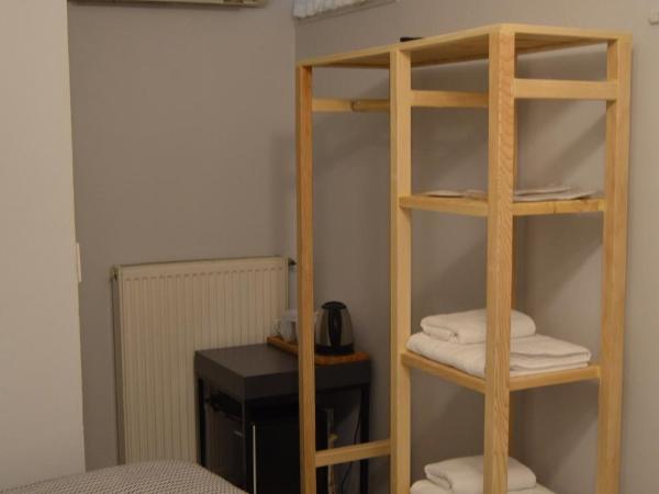 Benan Apartment : photo 2 de la chambre chambre triple avec salle de bains privative