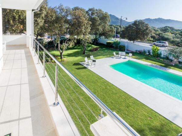 Villa Mary : photo 9 de la chambre chambre double - vue sur piscine
