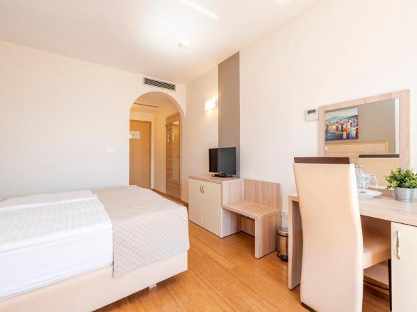 Hotel Villa MiraMar : photo 8 de la chambre chambre double deluxe - vue latérale sur mer