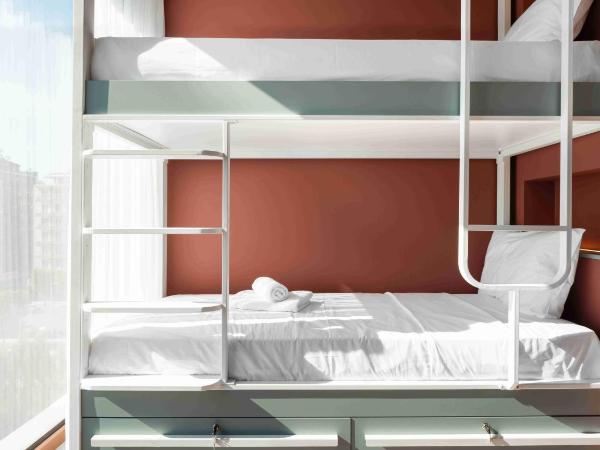 Zeus is Loose : photo 2 de la chambre bed in 4-bed female dorm with city view