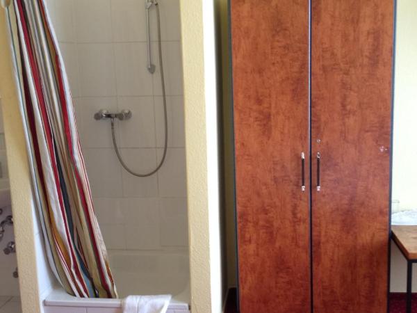 Domo Hotel Mondial : photo 6 de la chambre chambre simple avec salle de bains et toilettes communes