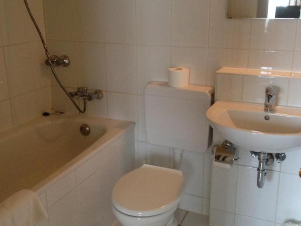 Domo Hotel Mondial : photo 5 de la chambre chambre triple