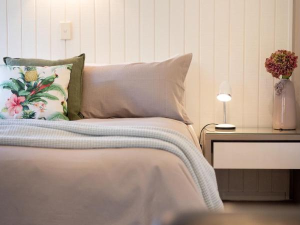 Queenstown House Bed & Breakfast and Apartments : photo 3 de la chambre chambre lit king-size ou lits jumeaux