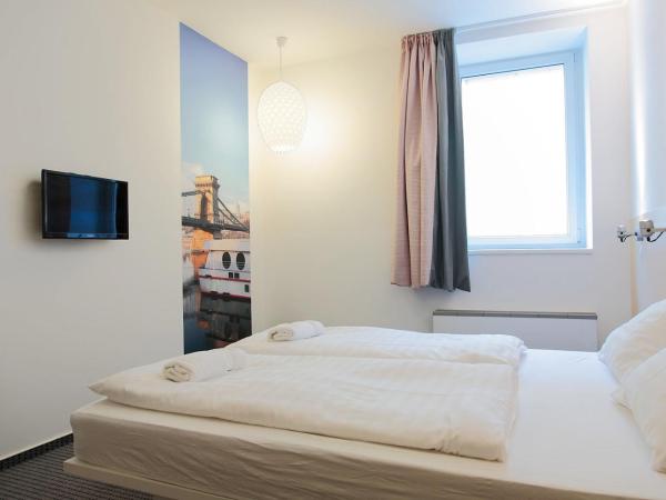 Maverick City Lodge : photo 1 de la chambre chambre double avec salle de bains commune