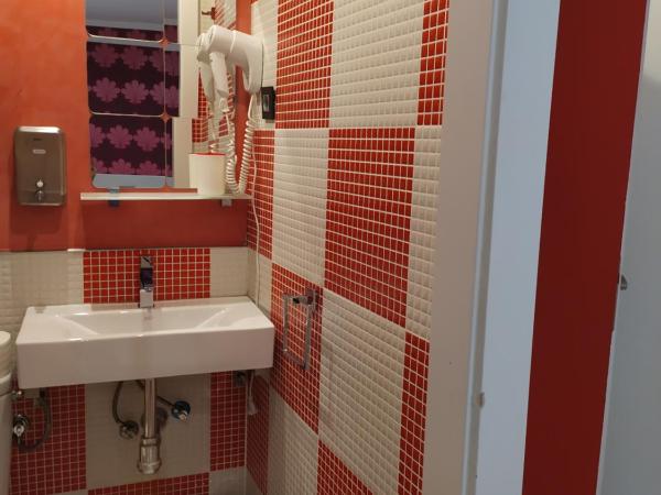 Hostal Inn Madrid : photo 3 de la chambre chambre lits jumeaux