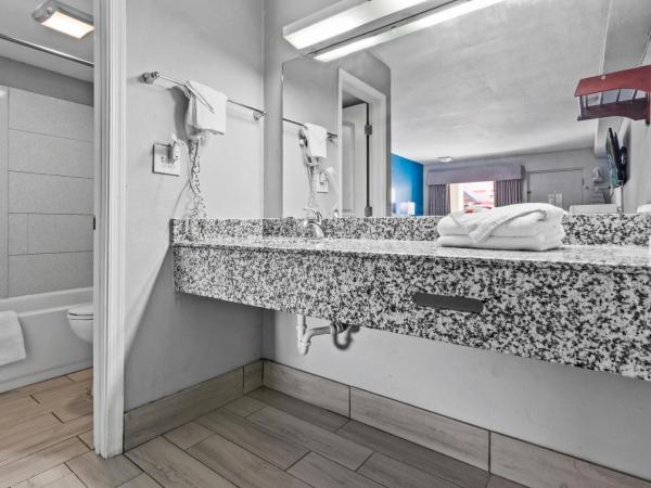 Econo Lodge Inn & Suites I-64 & US 13 : photo 3 de la chambre chambre double avec 2 lits doubles - fumeurs