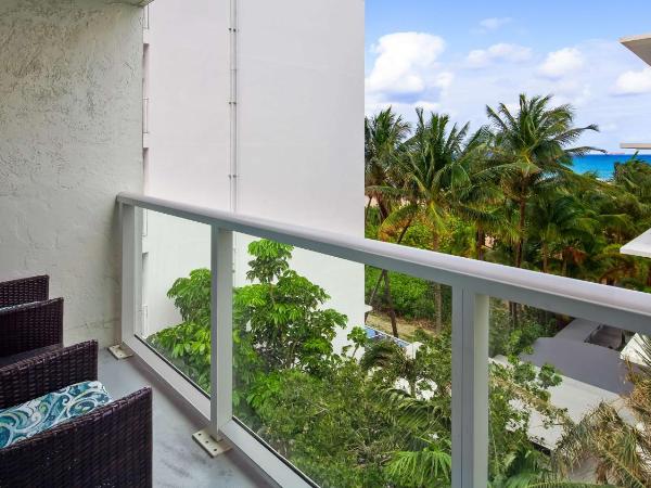 Best Western Plus Oceanside Inn : photo 1 de la chambre chambre lit queen-size avec balcon