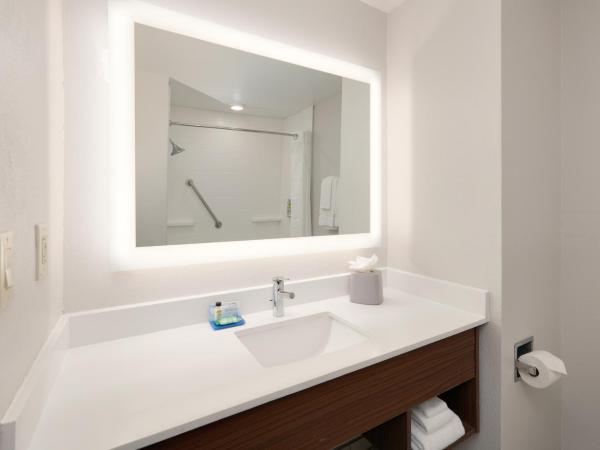 Holiday Inn Express & Suites San Antonio NW near SeaWorld, an IHG Hotel : photo 1 de la chambre chambre standard avec 2 lits queen-size