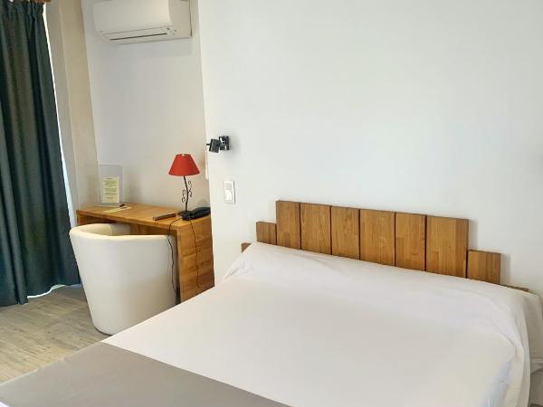 Hôtel Beau Soleil : photo 4 de la chambre chambre lit king-size - vue sur piscine