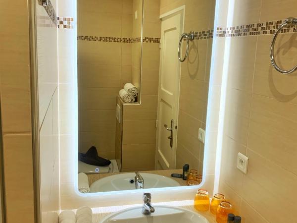 Hôtel Beau Soleil : photo 6 de la chambre chambre triple - côté colline