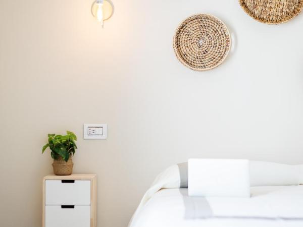 Enjoy Your Stay - Guest House - Olbia : photo 5 de la chambre chambre triple confort avec douche