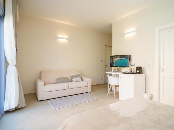 Enjoy Your Stay - Guest House - Olbia : photo 5 de la chambre chambre triple - vue sur jardin