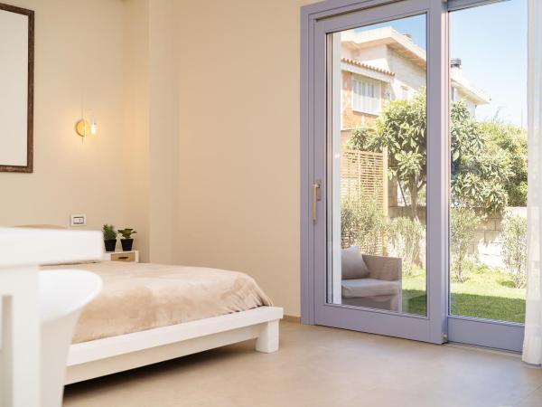 Enjoy Your Stay - Guest House - Olbia : photo 4 de la chambre chambre triple - vue sur jardin