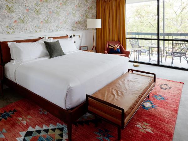 RISE Uptown : photo 3 de la chambre chambre lit king-size avec balcon