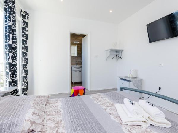 Guest House Nikolina : photo 5 de la chambre chambre double standard avec balcon - vue sur mer