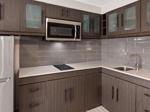 Best Western Plus Executive Residency Nashville : photo 4 de la chambre suite lit king-size avec douche accessible en fauteuil roulant - adaptée aux personnes à mobilité réduite - non-fumeurs